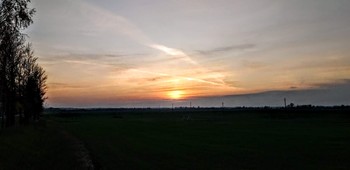 ЗАКАТ В КОНЦЕ ЛЕТА / Небо тёмно. День угас.
Полоса заката ала,
Как малиновый атлас.
Темнота кругом настала.

Мрак похитил краски дня,
Очертанья, силуэты.
Не видать нигде огня.
Поле тёплым днём согрето...
