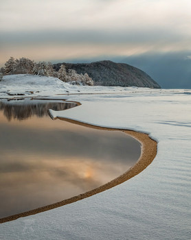 Первый снег / Лёгкий, нежный, совсем немного.
Ещё морозов нет. Нетронутая белизна молодой зимы.
Озеро Байкал, республика Бурятия. Фото из старого архива.