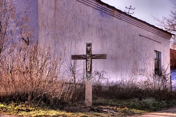 &nbsp; / nice old house and a cross in front of it
great colors and mood