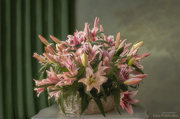 Натюрморт с корзиной розовых лилий / классический цветочный натюрморт