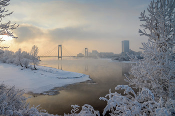 Морозно / Остров Татышев и мост в морозном тумане