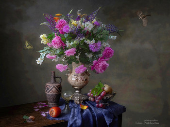 Натюрморт с цветами, фруктами и вином / натюрморт в стиле барокко