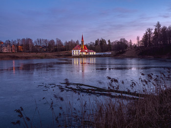 Purple sunset at the Priory Park. The ancient city of Gatchina. January 2020. / The old town of Gatchina and the Priory castle.