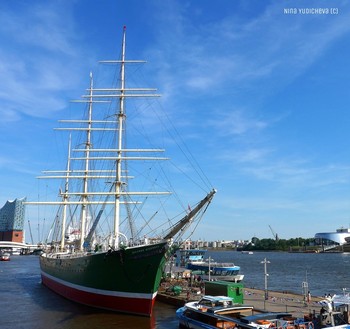 Hafen Hamburg / RICKMER RICKMERS - парусник музей в порту Гамбурга
Альбом &quot;Лайнеры, парусники, пароходы&quot; : http://fotokto.ru/id156888/photo?album=62974
Слайд-шоу Берег Эльбы:

https://www.youtube.com/watch?v=_8iY4QcGL-A&amp;t=8s https://www.youtube.com/watch?v=EVMHpH6SJxA

Корабли на Эльбе:

https://www.youtube.com/watch?v=DA7DProSV6o&amp;list=UUEOp3amNaNT0205lPmdFi8w&amp;index=19

Портовый центр и складской район Гамбурга:

https://www.youtube.com/watch?v=i0kxa-sex6o

https://www.youtube.com/channel/UCEOp3amNaNT0205lPmdFi8w/videos?