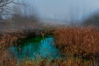 &nbsp; / Small lake at a gravel pit with very clean and green water.