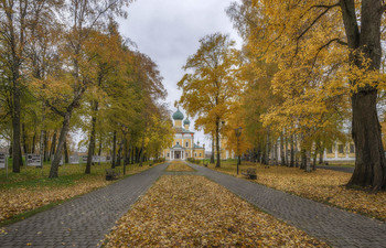 Главная аллея кремля в Угличе / осенняя