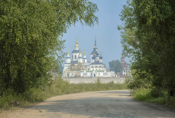 утро в Великом Устюге / лето, Великий Устюг на дальнем плане Дворище-главный храмовый ансамбль.