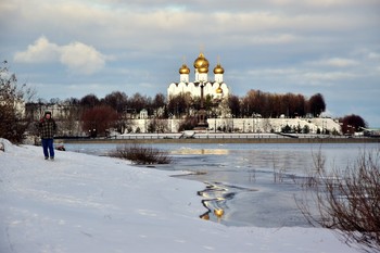 Крещенский мороз? Крещенский январь? / В Ярославле на Волге в январе - нет мороза, нет проруби... Это 2020!

Праздник крещенья гласит календарь,
Воды освященье в морозный январь.
Люд православный в церковь идёт,
Бутылки и банки пустые несёт.
Сегодня крещенская в храмах вода
Чудесной, целебною силой полна.
И каждый воды этой может набрать,
А многие будут в неё и нырять.
Крещенский мороз, крещенский январь,
И всё как тогда, в далёкую старь.
В прорубь кунается трижды народ,
Церковь её Иорданью зовёт.

Виктор Объедков