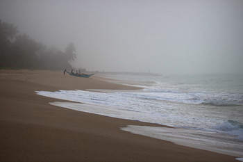 Непогода / Шри Ланка, западное побережье, Акурала, Хиккадува. Утро, туман.