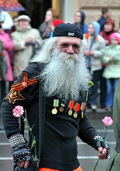Диджей - блокадник.... / МС Вспышкин, - советский и российский диджей, электронный музыкант, радиоведущий, один из создателей и участник музыкальной группы «MC Вспышкин & Никифоровна».
Владимир Александрович Турков, известный как МС Вспышкин, родился 31 октября 1936 года . Когда Владимиру Александровичу было два года, отца репрессировали, вследствие чего он умер. Пережил блокаду Ленинграда вместе с мамой, бабушкой, братом.