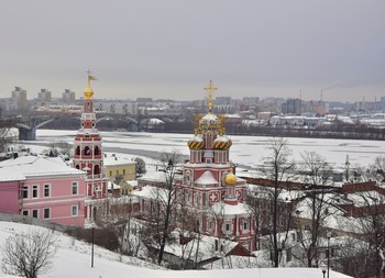 Зима это значит, что всё побелело.... / Зима это значит, что всё побелело.
Поступки и мысли блестят пустотой.
Лишь только остыло ненужное тело,
Не дружит оно со своей головой.

Упав на распутье души и пространства,
Не нужной бумажкой с названием «жизнь».
Уже без протеста иль, без протестантства,
Задавлено лаской распущенной лжи.

Зима это значит всё снегом укрыто.
Никто не найдёт беглеца до весны.
А между созвездий, вселенной забыто,
Покоится тело укутавшись в сны.


 andrejgorbatko