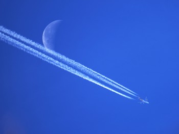 &nbsp; / I had a great chance to shoot both jet and moon at the same time. This doesn’t happen often. Only in the winter time certain moment, I was lucky enough.