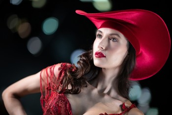 &nbsp; / Model in a red hat