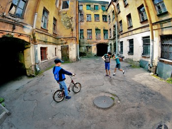 питерские дети / Санкт-Петербург, старый двор неподалёку от Иссакиевской площади