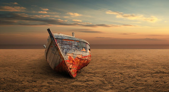 &nbsp; / Barca abbandonata in una spiaggia del Salento in Italia.