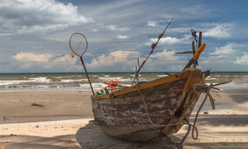 Южно-Китайское море / Вьетнам,рыбацкая деревня,сезон дождей,лодка