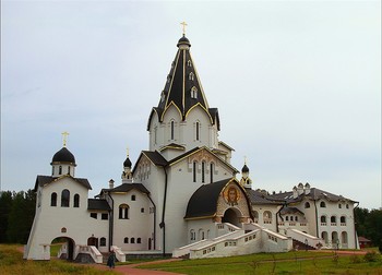 Владимирский скит (Валаам) / Свято-Владимирский скит можно назвать новодельным. Он был сооружен уже в наши дни, как резиденция Святейшего Патриарха Московского и всея Руси. Его освящение состоялось осенью 2008 года Святейшим Патриархом Алексеем ll и приурочено к 20-летию возрождения монашеской жизни на Валааме.
Скит красив, выполнен в русском стиле с элементами модерна, изящно декорирован росписями, изразцами и резьбой по камню и включает в себя несколько собранных в единое целое зданий – Владимирскую церковь, крестильню, келейный корпус, иконописную мастерскую. В цокольном этаже расположен музей истории Валаамского монастыря.