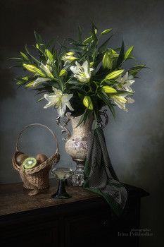 Натюрморт с букетом лилий и киви / классический натюрморт в стиле барокко