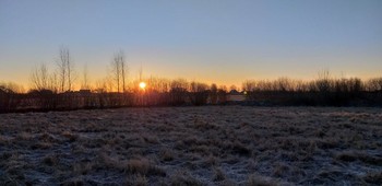 ФЕВРАЛЬСКИЙ РАССВЕТ / Февральское утро. Тишь и покой,
Вдали лучик солнца, совсем небольшой
Окрасил округу ярким рассветом.
Заря. Новый день нас встречает приветом....