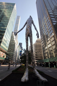 Смотрящий вверх / Скульптура Тома Фридмана на 5 Авеню