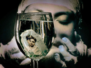 недомогание в натрморте / бокал, портрет, руки