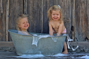&nbsp; / Zwillings - Mädchen beim baden