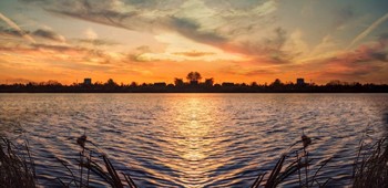 ЗАКАТ НА ОЗЕРЕ / На ясном небе, в час заката,
Звезда вечерняя горит,
И, алым пламенем объята,
В прозрачном воздухе дрожит.
Когда зари погаснет пламень
И отблеск яркий улетит,
Как дорогой алмазный камень,
Звезда вечерняя горит…