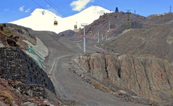 К белым вершинам Эльбруса / Подъём на Эльбрус (высота 5642м) начинается у посёлка Азау на высоте 2300 м. Первая очередь подъёма до станции Кругозор (3000м), вторая - Мир (3500м), третья - Гара Баши (3850м). Выше (4200-4800м) до станции Приют можно добраться на ратраках.
https://youtu.be/I-EUTAaxs18