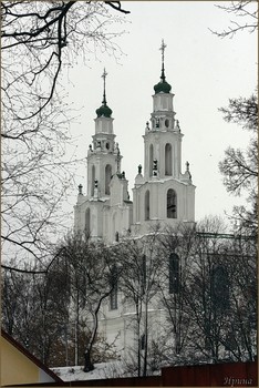 Софийский собор. / это одна из самых древних христианских святынь, находящихся в Белоруссии. В 11 веке он стал четвертым в мире храмом святой Софии.Изначально храм служил как крепость и был воплощением мощной государственности. Здесь принимали послов, решали судьбы разных стран и оберегали религиозные святыни. В 18 веке храм был умышленно взорван, а на его месте построили новый — еще более величественный. Софийский собор — это уникальный памятник зодчества и архитектуры. В нем даже сохранились остатки фресок 11 века. Поражает своим необычным строением южный фасад здания — его башни расположены так, что создают сильную оптическую перспективу. Со стороны отчетливо заметно, что фронтон имеет кружевное очертание, словно корона-диадема. Имя автора нового собора неизвестно, зато остался его архитектурный почерк — стилистика виленского барокко. Этот стиль прослеживается и в интерьере собора. Особенно выделяется каменная алтарная перегородка, которая напоминает алтари католических костелов... располагается на высоком берегу в месте слияния Западной Двины и Полоты.