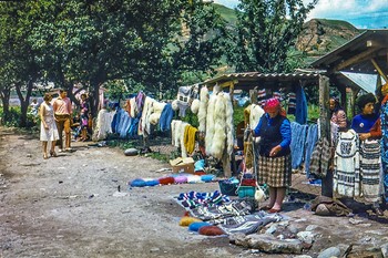 БАЗАР В ЖАНХОТЕКО / Селение находится на трассе Баксан-Терскол.Так оно выглядело в 1983 г.