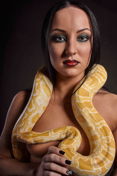 Девушка со змеёй / ***