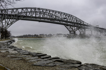 &nbsp; / It was really stormy under the bridges the other day