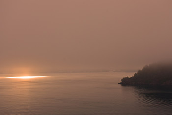 &nbsp; / Am frühen Morgen vor Norwegens Küste lag noch der Nebel der Nacht über dem Meer, da stach die Sonne mit einem spitzen Strahl durch die dicke Brühe und es sah so aus, als wenn außerirdische landen würden, ein Traum für meine Augen