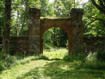 Ворота в лето / Остатки дворянской усадьбы в Лужском районе.