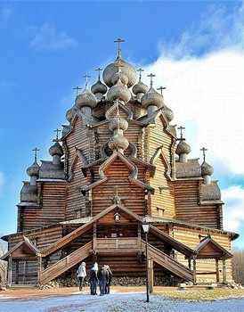 Покровская церковь / Це́рковь во и́мя Покрова́ Пресвято́й Богоро́дицы
Храм является воссозданной копией Покровской церкви постройки 1708 года, находившейся до 1963 года в Вытегорском погосте в Анхимове. Проект восстановления был разработан Александром Ополовниковым сразу после гибели храма по обмерам, произведённым им в 1956 году.
Вновь восстановленная в окрестностях Санкт-Петербурга церковь в основе имеет форму креста. Длина храма составляет 32 метра, ширина — 30 метров, высота — 19 метров. Церковь имеет 25 глав.
Основной объём храма — обширный восьмерик, к которому с четырёх сторон пристроены прирубы. Восточный прируб — главный алтарь — пятигранный. Придельные алтари, пристроенные с востока к северному и южному прирубам также имеют пятигранную форму. Внешние стены алтарей затёсаны, по древней традиции храмостроительства, как дань особого почитания места нахождения престола.