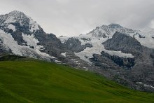 Зима-лето / Нравится мне такое сочетание, ничего лишнего:  горы-снег, луг-трава, белое-серое-зеленое.