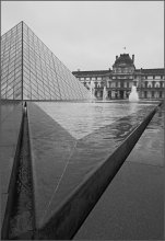 Кристалл  у Лувра / дождь,туристы,вездесущие  японцы..