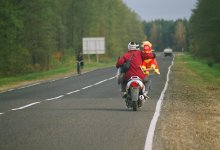 с подарками / осень. км 5 от Любани:)
Снято с рук через стекло автомобиля, поэтому сорри за резкость:)