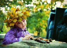 Осень / На засыпанных желтыми листьями дорожках старого парка, Осень играла с каштанами...
