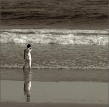В ожидании.. / Одинокая фигура в белом,долго шла по берегу моря,периодически останавливаясь и пристально всматриваясь вдаль,словно ожидая кого-то.