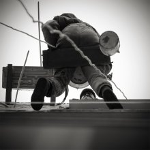 лицо ... / чёто стукнуло по подаконнику ...