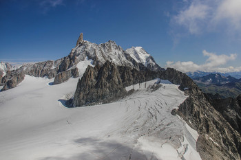 Зуб гиганта / Dent du Geant - пик на границе Франции и Италии, высота 4013 метров. Вид с пуан Эльброннер, 3462 метра