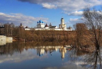 Высоцкий монастырь весна / весенний пейзаж