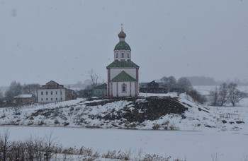 Город в белый снег уткнулся... / Снежный Ангел улыбнулся,
Притомившись смежил очи.
Город в белый снег уткнулся
И заснул средь белой ночи…
Автор: Druzzilla