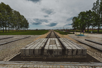 Биркенау / Аушвиц II, Биркенау.

Дорога смерти для сотен тысяч людей.
Освенцим, 2019.