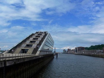 Перспектива покажет / Dockland - офисное здание на Эльбе возле бывшего паромного терминала Англии в районе Альтона (Альтштадт) в Гамбурге. Шестиэтажное здание имеет отличительное поперечное сечение в форме параллелограмма и выглядит как корабль на воде. Строительство было завершено в 2005 году и открыто 31 января 2006 года. Дизайн для Dockland сделан фирмой Hamburger Büro BRT Architekten Bothe Richter Teherani. Особенностью здания является диагональное движение пассажирских лифтов. Терраса на крыше почти 500 квадратных метров открывает прекрасный вид на гавань и северные берега Эльбы. Вход на террасу свободен
Слайд-шоу &quot;Ночной Гамбург&quot;:

https://www.youtube.com/watch?v=zK_OjHB7ios

Слайд-шоу &quot;Гамбург&quot;:

https://www.youtube.com/watch?v=IGn-NNqkBL0

Слайд-шоу &quot;Закаты&quot;

https://www.youtube.com/watch?v=jDgbeFmcUiA