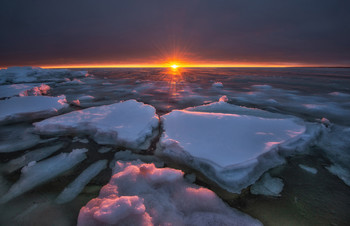 Когда белое море не совсем белое. / Когда Белое море не совсем белое! Чаще здесь можно наблюдать серое свинцовое небо, что, кстати, подчеркивает суровый северный колорит. А в этот раз было очень даже красочно! Терский берег, Кольский полуостров, февраль 2020г.

В ноябре этого года мы обязательно поедем сюда, на Терский берег, в отдаленный район Кольского полуострова! Это будет очень насыщенный фототур! В одной программе Териберка, Хибины, Кандалакша, Терский берег!!! Подробности здесь: http://photogeographic.ru/phototour_kola_november_2020/

На даты с 04 по 12 ноября места еще есть, на даты с 14 по 22 ноября группа уже набрана!