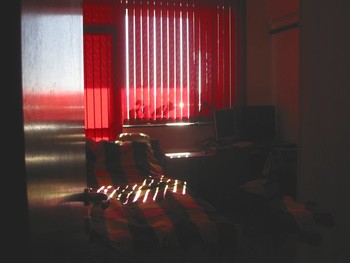 красная комната / свет из окна