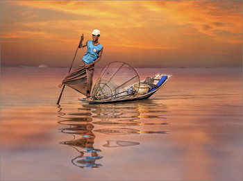 Fischer auf dem Inle See / Ein Fischer auf dem Inle See, in Myanmar.

Der Inle-See ist ein Süßwassersee im Shan-Staat in Myanmar. Er ist bekannt durch seine Einbeinruderer und schwimmenden Dörfer und Gärten. Das Leben dieser Menschen ist völlig auf den See ausgerichtet.
==================================================

Рыбак на озере Инле, в Мьянме.

Озеро Инле - пресноводное озеро в штате Шан в Мьянме. Он известен своей рыбалкой гребли с одной ногой и его плавучие деревни и сады. Жизнь этих людей полностью сосредоточена на озере.