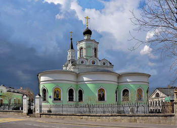 Храм Воздвижения Креста Господня на Чистом Вражке / Храм Воздвижения Креста Господня на Чистом Вражке пришёл к нам из полного смут и волнений XVII века. В середине XVII века у самой Москвы-реки между знаменитой Смоленской дорогой и оврагом, в который свозили навоз из находившихся неподалёку царских конюшен, начали строительство каменного храма. Этот овраг дал название образовавшимся впоследствии Вражским переулкам. После того как его вычистили, он стал именоваться Чистым Вражком. Новое здание храма, возводимое на месте прежней, пришедшей к тому времени в негодность деревянной постройки, строилось восемнадцать лет и было завершено в 1658 году.